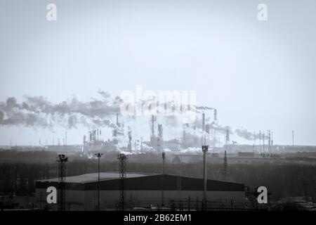 ecologia, fumo nel cielo, foto in bianco e nero. Ecologia, piante, il concetto di inquinamento atmosferico e l'ambiente Foto Stock