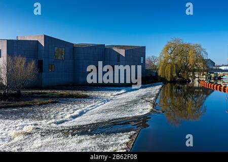 La galleria d'arte e museo di Heppworth Wakefield sul fiume Calder, Wakefield, West Yorkshire, Regno Unito. Architetto David Chipperfield, Aperto Nel 2011. Foto Stock