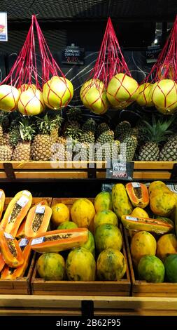 Bella impaginazione di frutta in un supermercato asiatico. Foto Stock