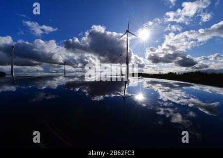 Mödlareuth, Germania. 09 Marzo 2020. 09 marzo 2020, Turingia, Mödlareuth: Sole, nuvole e turbine eoliche si riflettono su un tetto auto sulla Cintura verde, l'ex confine intertedesco. Vento e pioggia aspettano persone in Germania all'inizio della settimana. Foto: Martin Schutt/dpa-Zentralbild/dpa credito: DPA Picture Alliance/Alamy Live News Foto Stock