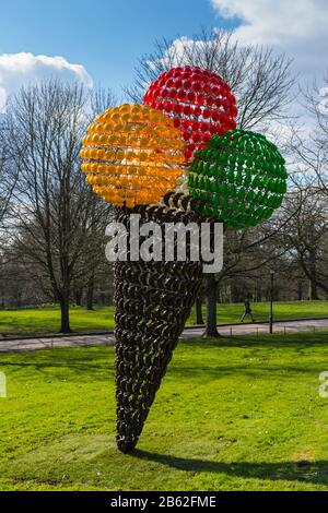Tutti frutta 2019, una scultura di Joana Vasconcelos, Yorkshire Sculpture Park, Wakefield, West Yorkshire, Inghilterra, Regno Unito Foto Stock