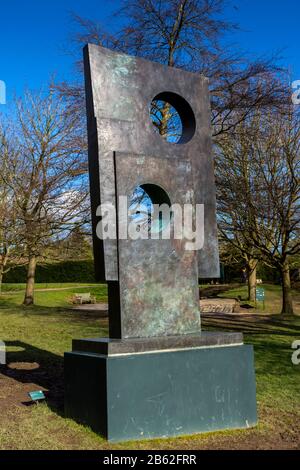 Piazze Con Due Cerchi, 1963. Una scultura di Barbara Hepworth, Yorkshire Sculpture Park, Wakefield, West Yorkshire, Inghilterra, Regno Unito Foto Stock