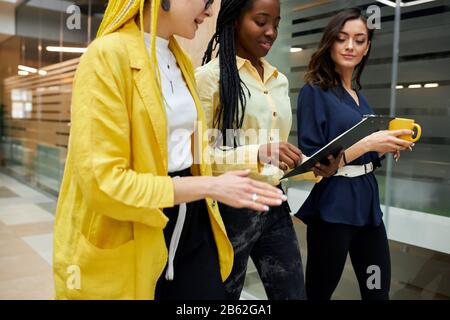 donne impegnate che si affrettano a lavorare . primo piano vista laterale foto ritagliata. donne in abiti eleganti che hanno una conversazione, lavorando con la carta, i giornalisti discutere Foto Stock