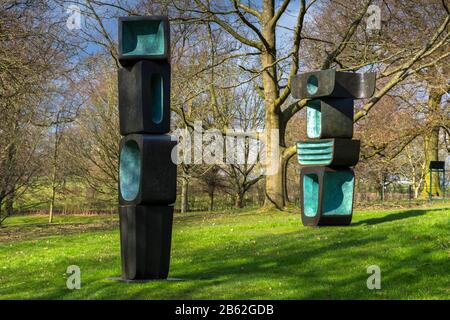 La Famiglia Dell'Uomo, 1970. Una scultura di Barbara Hepworth, Yorkshire Sculpture Park, Wakefield, West Yorkshire, Inghilterra, Regno Unito Foto Stock