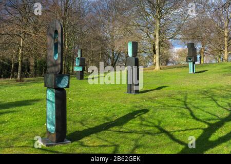 La Famiglia Dell'Uomo, 1970. Una scultura di Barbara Hepworth, Yorkshire Sculpture Park, Wakefield, West Yorkshire, Inghilterra, Regno Unito Foto Stock