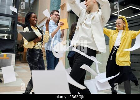 divertente ed elegante donna e uomo che si divertono in ufficio, celebrazione, vittoria, buona fortuna, tempo libero, tempo libero, vita incurante Foto Stock