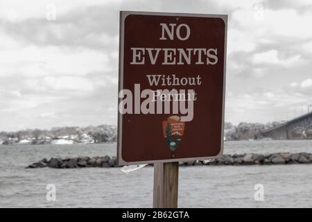 Yorktown, VA/USA, 21 febbraio 2020: Cartello "No Events Without Permit" con le icicle appese fuori di esso nella zona del Parco Nazionale nel centro di Yorktown, VA Foto Stock