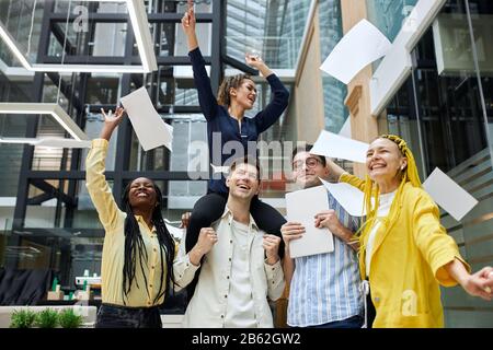 team ambizioso dopo aver concluso l'accordo. imprenditori raggiungere obiettivi.team celebrare un trionfo con le armi in su, lavoratori ufficio sono pieni di energia Foto Stock