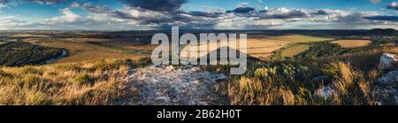 Vista aerea sulla collina di campi, fiume e foresta nella valle Foto Stock