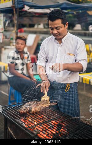 Grigliate di pesce locali nella strada dello Yangon, Myanmar, Asia Foto Stock