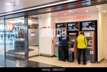Hong Kong,Cina:06 Mar,2020. Hong Kong International Airport Hsbc Atm Jayne Russell/Immagine D'Archivio Alamy Foto Stock