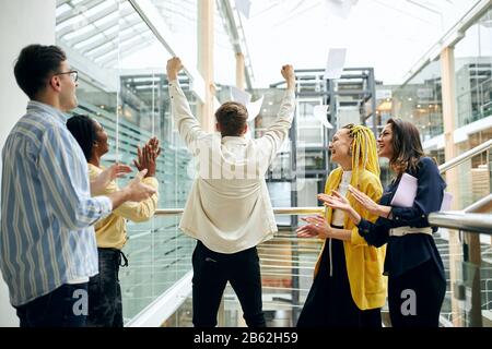 il giovane uomo d'affari è felice come la sua azienda ha risultati incredibili, concetto di trionfo Foto Stock
