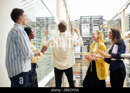 giovane team di start up diversificato è orgoglioso del suo capo. craziness, felicità, leader è sulla nube nono Foto Stock