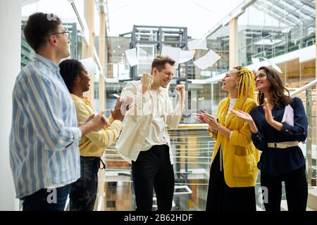 i giovani che ballano in office.company hanno subito un enorme successo. Foto Stock