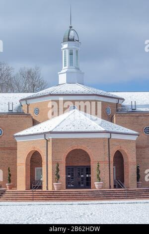 Yorktown, VA/USA - Febbraio 21,2020: Il tribunale della contea di York in mattoni di stile coloniale dopo una tempesta di neve invernale. Foto Stock