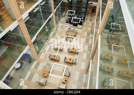 Tavoli e sedie moderni di Ristorante, caffe' o Ufficio aperto, Top View.room in affitto Foto Stock