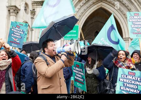 Londra, Regno Unito . - 27 febbraio 2020: Una campagna al di fuori Dei Tribunali reali annuncia il successo del loro appello contro la decisione del governo di consentire l'espansione di Heathrow. Foto Stock