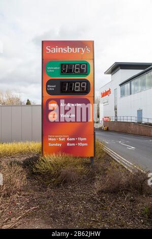 Una vista del tabellone di avviso del prezzo del carburante presso la stazione di rifornimento di piazzale al negozio Sainsbury's in Victoria Road, Darlington Foto Stock