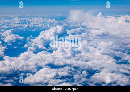 Incredibili nuvole e il cielo come visto attraverso la finestra di un aeromobile. Nuvole, sole, cielo come visto attraverso la finestra di un aeromobile. Luminose blu cielo con clo Foto Stock