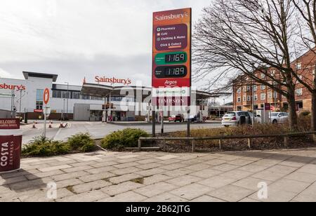 Una vista della benzina / diesel stazione di riempimento e il piazzale antistante al supermercato Sainsbury's in Victoria Road,Darlington Foto Stock