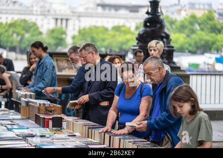 Londra, UK, luglio 2019. Accoccolato sotto il ponte di Waterloo è uno degli unici permanenti per esterni di seconda mano mercati del libro nel sud dell'Inghilterra Foto Stock