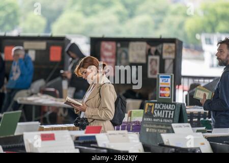 Londra, UK, luglio 2019. Accoccolato sotto il ponte di Waterloo è uno degli unici permanenti per esterni di seconda mano mercati del libro nel sud dell'Inghilterra Foto Stock