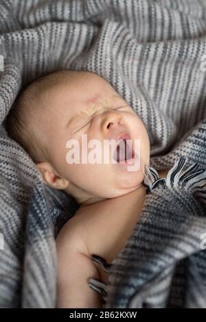 Primo piano di cute baby girl sbadiglio Foto Stock