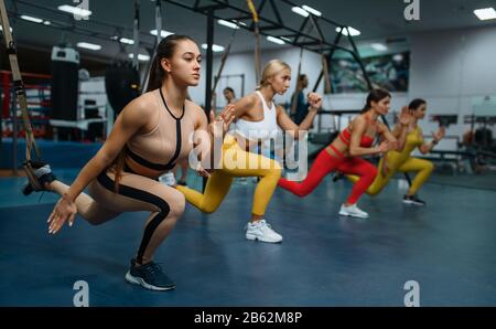 Le donne che fanno esercizio di stretching nel club sportivo Foto Stock