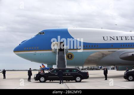 Sanford, Stati Uniti. 09th Mar, 2020. 9 marzo 2020 - Sanford, Florida, Stati Uniti - La limousine presidenziale attende il presidente degli Stati Uniti Donald Trump mentre arriva su Air Force One all'aeroporto internazionale di Orlando Sanford il 9 marzo 2020 a Sanford, Florida. Trump dovrebbe partecipare a un finanziatore privato nella zona. Credit: Paul Hennessy/Alamy Live News Foto Stock