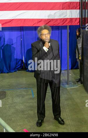 Detroit, Michigan - il Dott. Cornel West si prepara a parlare ad un raduno presidenziale di Bernie Sanders. Foto Stock