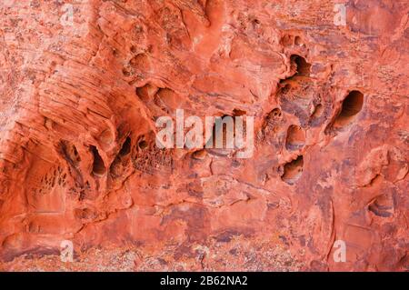 Facciata in arenaria rossa a strati e con intascati nella Red Rock Conservation Area Foto Stock