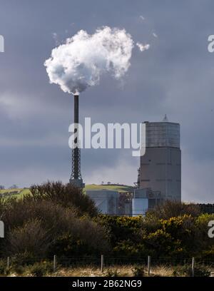 Moody vista del vapore dalla torre di raffreddamento della fabbrica di cemento, Dunbar, East Lothian, Scozia, Regno Unito Foto Stock