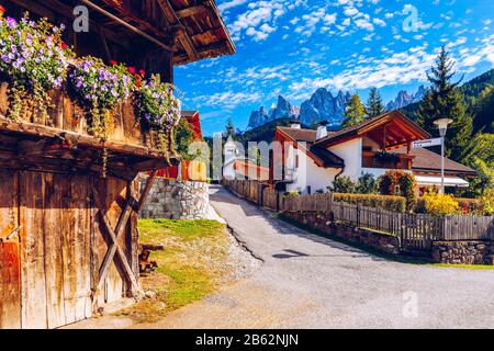 Street View di Santa Maddalena (Santa Magdalena) villaggio, Val di Funes, regione Trentino Alto Adige, Alto Adige, Italia, Europa. Santa Maddalena Foto Stock