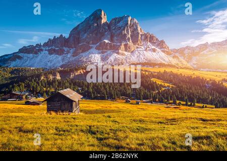 Splendida vista del Sass de Putia mountain dal Passo delle Erbe nelle Dolomiti, Italia. Vista del Sass de Putia (Sass de Putia) al Passo delle Erbe, con woode Foto Stock