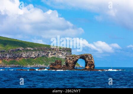 Il famoso Arco di Darwin nelle Galapagos in Ecuador Foto Stock