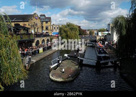 Hampstead Road Locks, Regent's Canal vicino a Camden Market, a Camden Town, Londra, Regno Unito Foto Stock