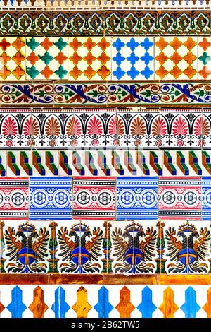 Coloratissime piastrelle in ceramica azulejo spagnola al Museo de Arte Andaluz Contemporaneo, ex monastero del 15th secolo, Siviglia, Spagna Foto Stock