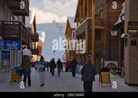 Via dello shopping a Levi, la più grande stazione sciistica della Finlandia. Foto Stock