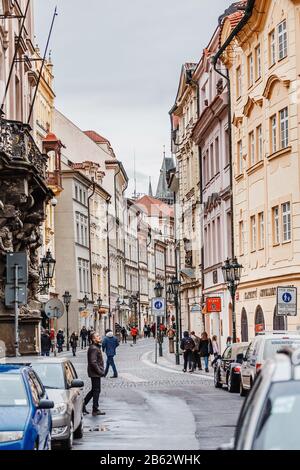 Praga, REPUBBLICA CECA - 18 MARZO 2017: Tipica strada vecchia e stretta con folla di persone a Praga, in ceco. Foto Stock