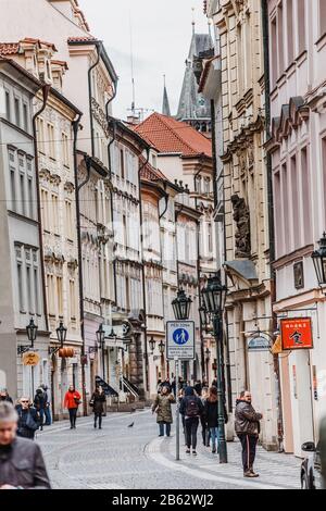 Praga, REPUBBLICA CECA - 18 MARZO 2017: Tipica strada vecchia e stretta con folla di persone a Praga, in ceco. Foto Stock