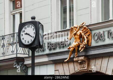 Praga, REPUBBLICA CECA - 18 MARZO 2017: Orologi d'epoca e sculture antiche Foto Stock