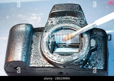 Con fotocamere digitali, lo specchio e l'alloggiamento con pulizia ad acqua Foto Stock