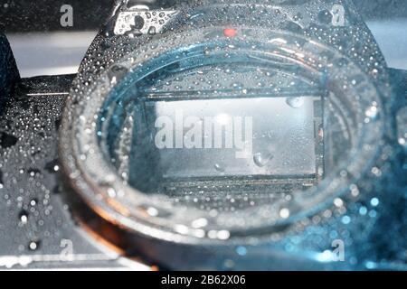 Con fotocamere digitali, lo specchio e l'alloggiamento con pulizia ad acqua Foto Stock