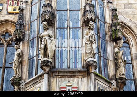 Primo piano di Praga Town Hall decorazione facciata con sculture e vetrate, Repubblica Ceca Foto Stock