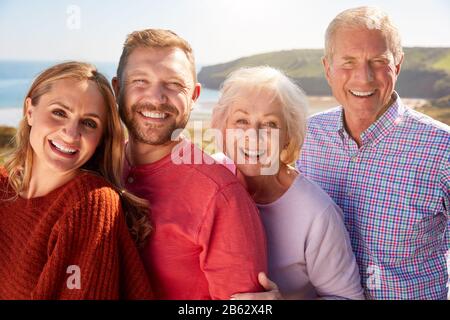 Ritratto Di Coppia Senior Con Figli Adulti In Vacanza Sul Mare Foto Stock