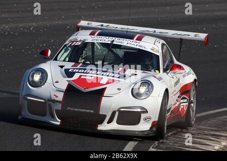 Porsche GT3 Cup in bianco e rosso livrea colori in azione durante la finale del campionato invernale la finale 4 gara endurance. Foto Stock