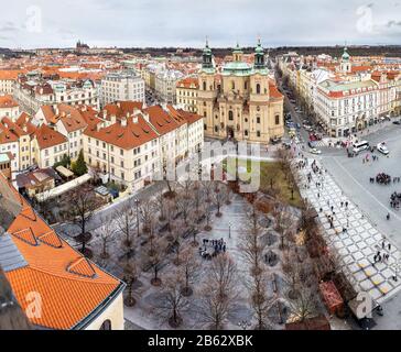 Chiesa di San Nicola sulla Piazza della Città Vecchia di Praga, Repubblica Ceca, vista aerea dal tetto Foto Stock