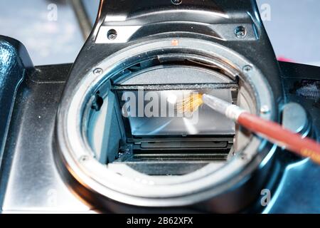 Con fotocamere digitali, lo specchio e l'alloggiamento con pulizia ad acqua Foto Stock