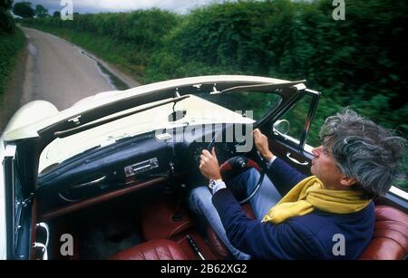 Geoffrey Burgon Composer fotografò guidando la sua auto Bristol 405 nei pressi di Stroud UK 1982 Foto Stock