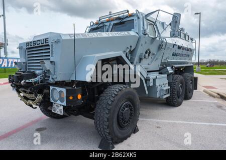 Vista frontale dell'ex-militare MRAP Mine-Resistant Ambush veicolo protetto utilizzato dal dipartimento di polizia locale come veicolo di salvataggio Foto Stock